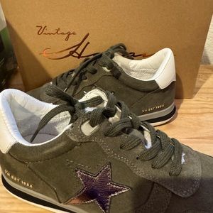 Vintage Havana Sneakers, Green, size 8, new in box, never worn